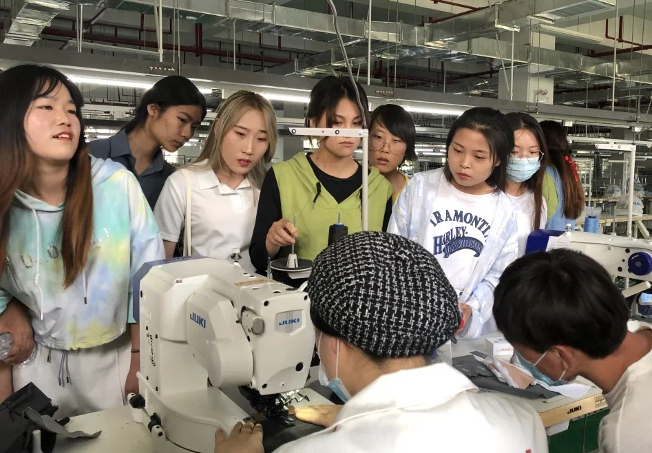 纺织与服装技术系师生赴企业参观学习 教育设备与产业实践的完美融合