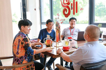 探索跨界合作，拓展工业旅游——东方红木总经理姚向东考察苏州爱慕教育设备